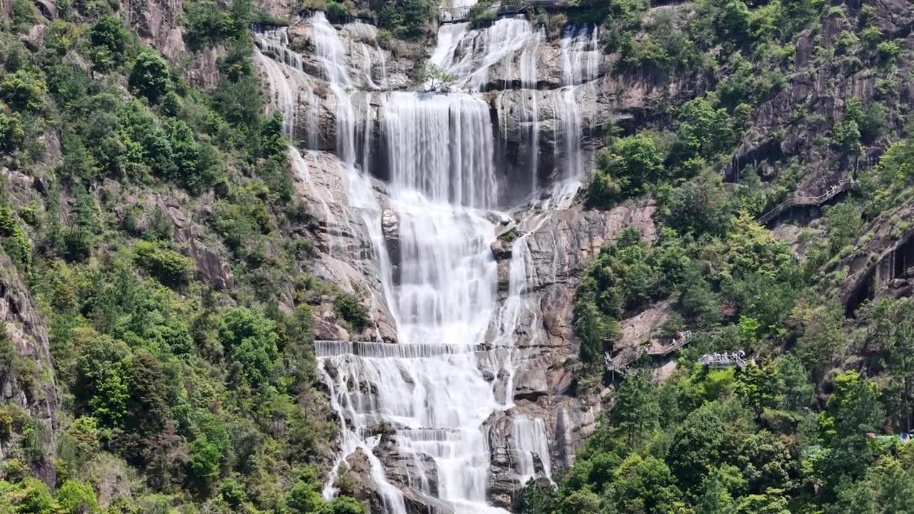 悬停拍摄天台山大瀑布高处段水流视频素材画面4
