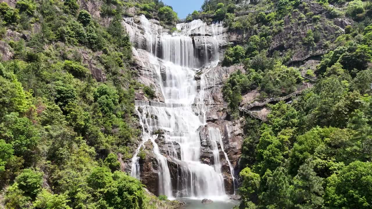 悬停拍摄天台山大瀑布高处段水流视频素材画面1