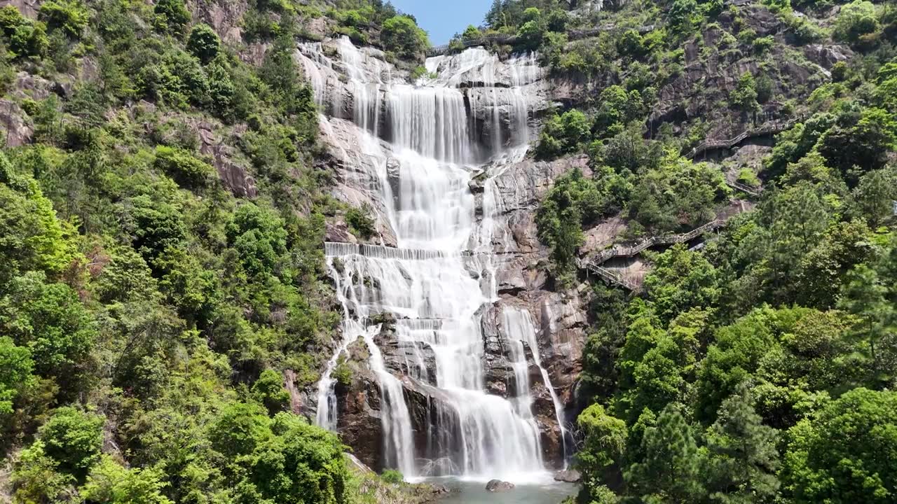悬停拍摄天台山大瀑布高处段水流视频素材画面3