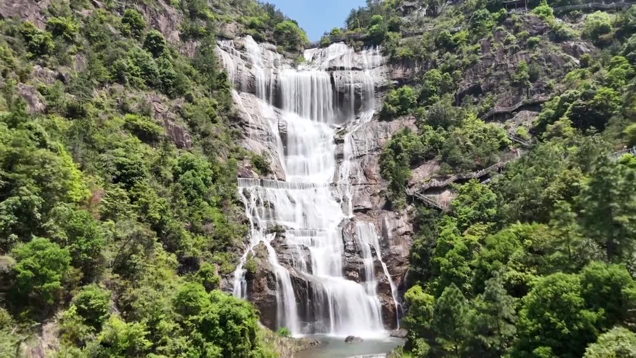 由远及近拍摄天台山大瀑布高处段水流视频素材画面1