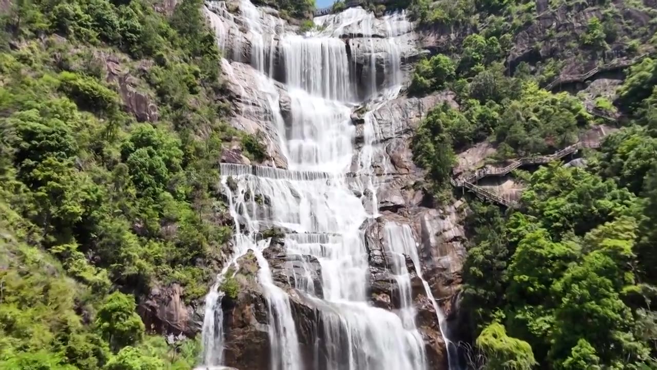 由远及近拍摄天台山大瀑布高处段水流视频素材画面3