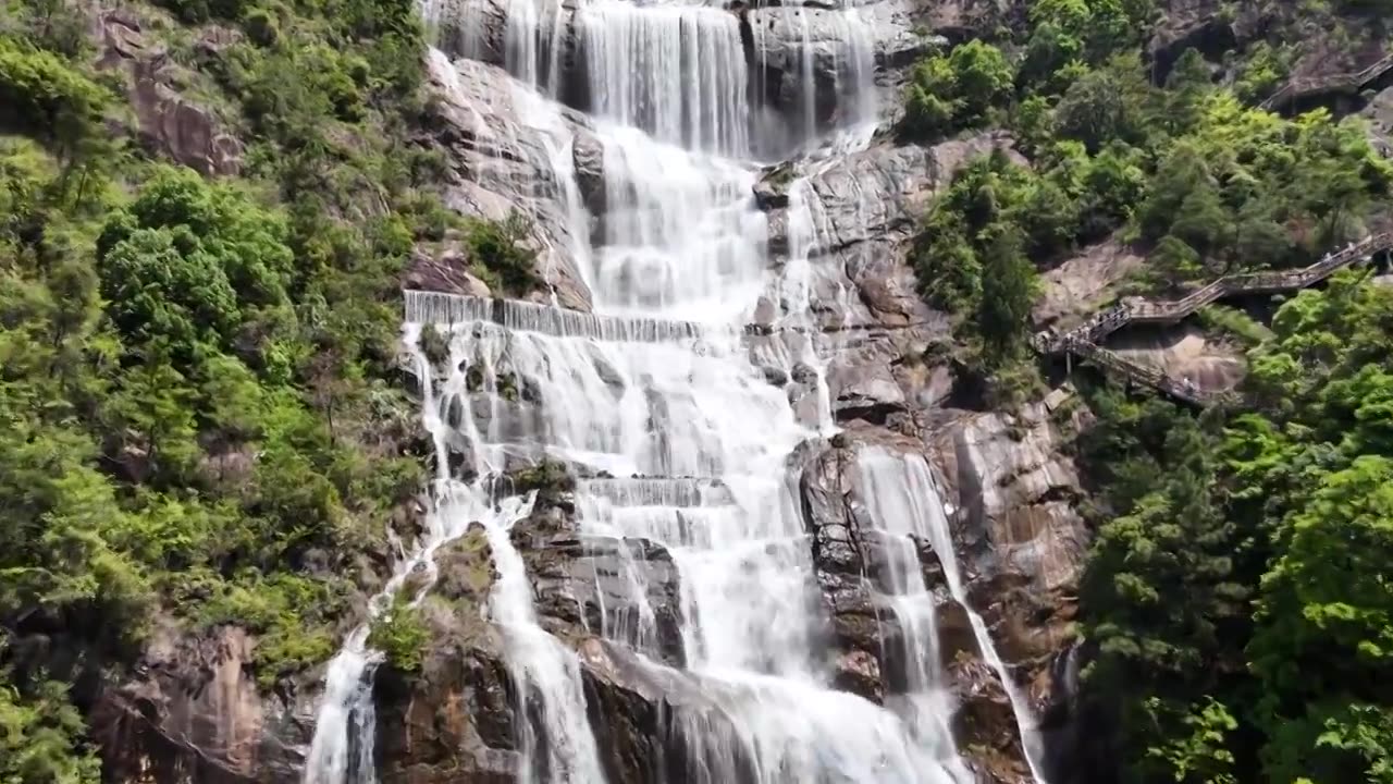 由远及近拍摄天台山大瀑布高处段水流视频素材画面4