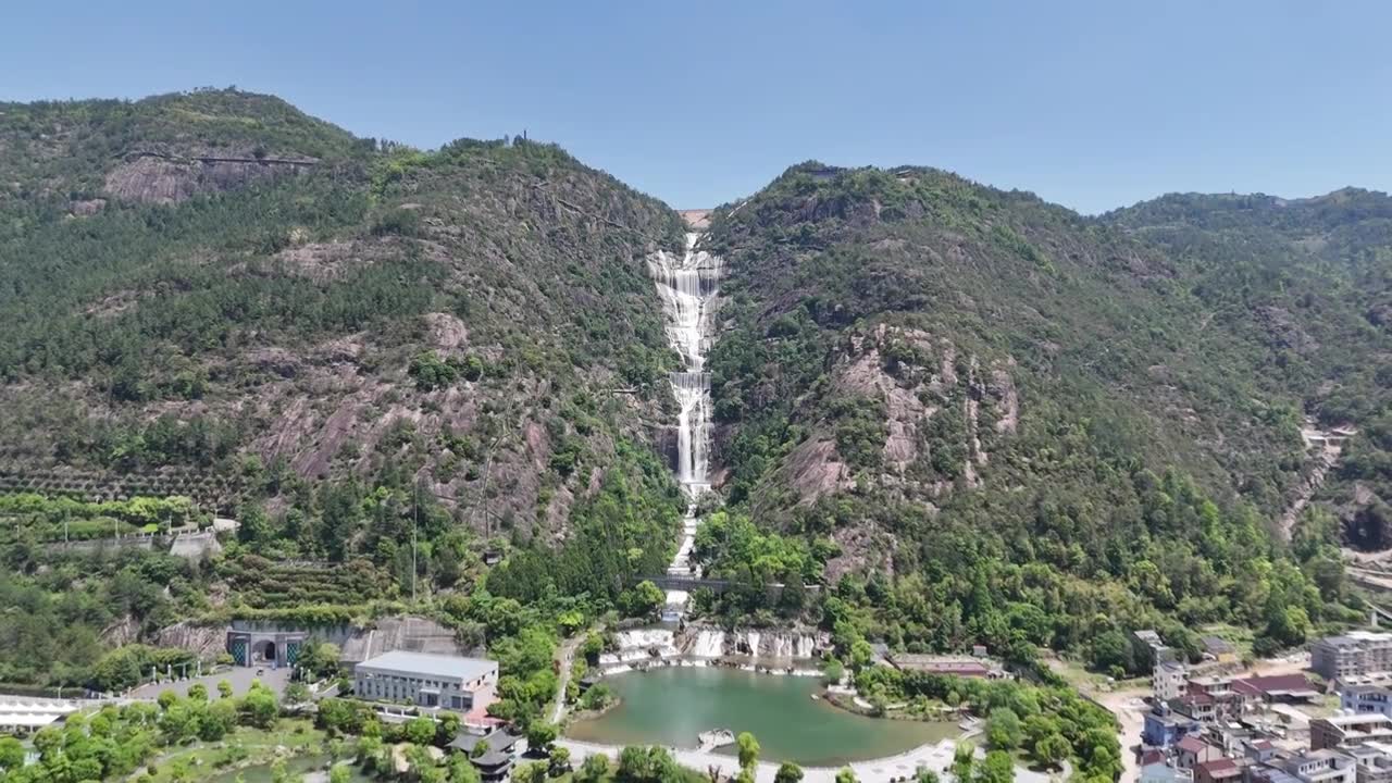 由远到近拍摄天台山大瀑布全景视频素材画面1