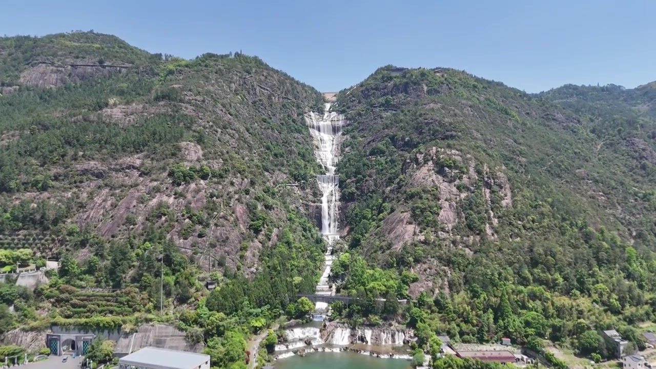 由远到近拍摄天台山大瀑布全景视频素材画面3