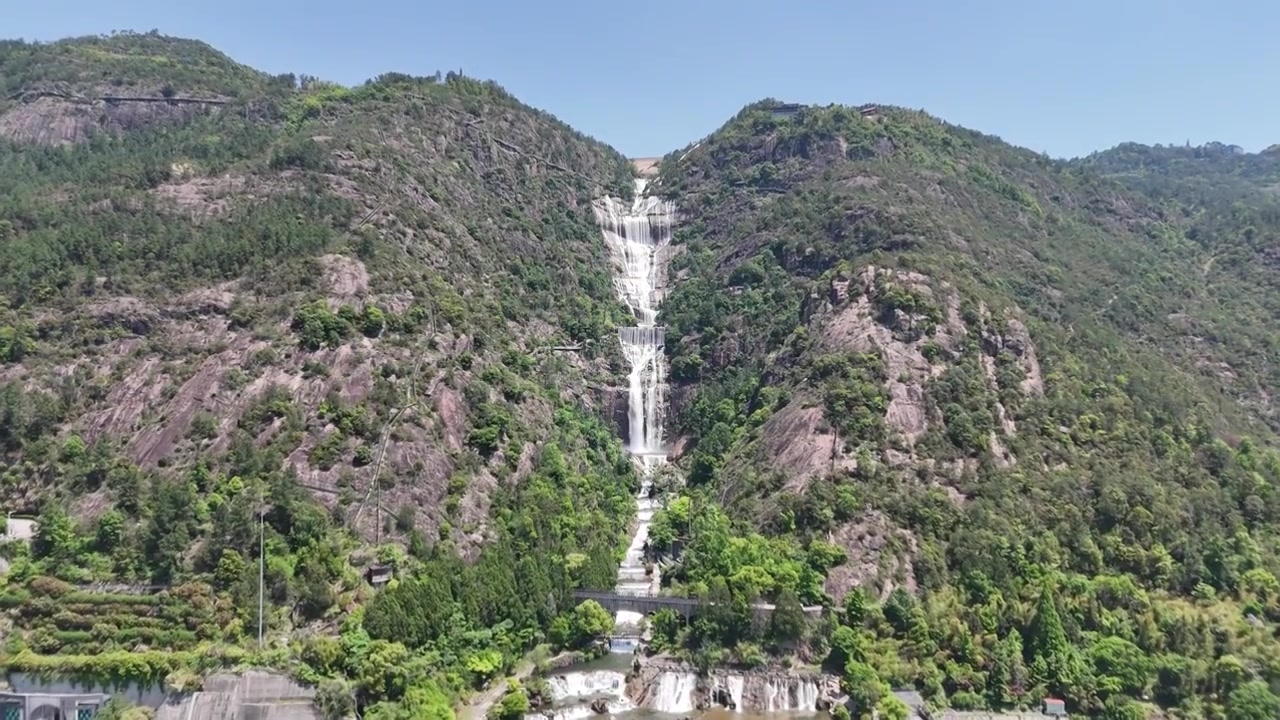 由远到近拍摄天台山大瀑布全景视频素材画面4