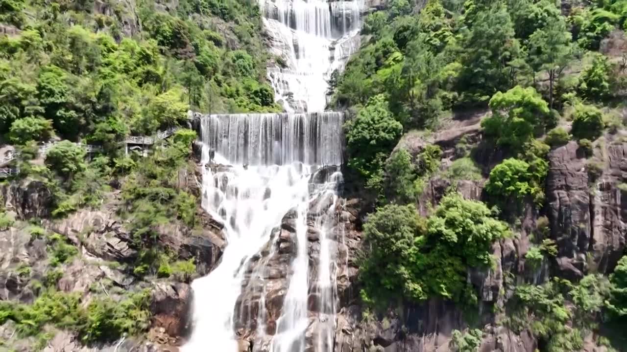 由近及远拍摄天台山大瀑布高处段水流视频素材画面1