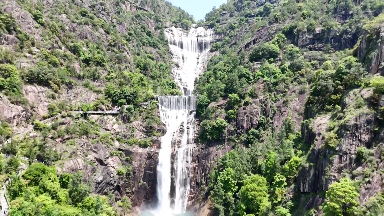 由近及远拍摄天台山大瀑布高处段水流视频素材画面3