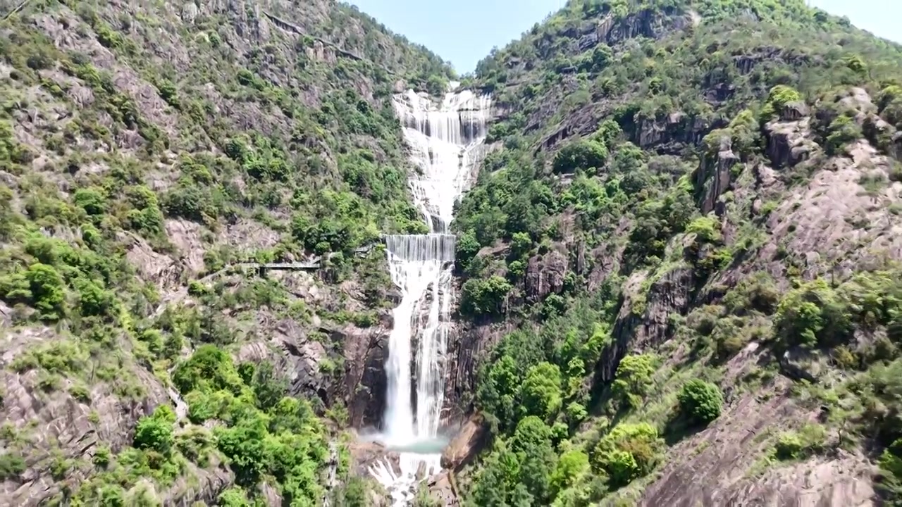 由近及远拍摄天台山大瀑布高处段水流视频素材画面4