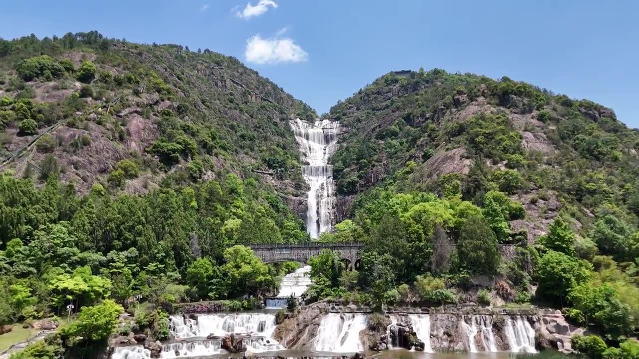 无人机从天台山大瀑布远处全景，飞至近处水流近景视频素材画面1