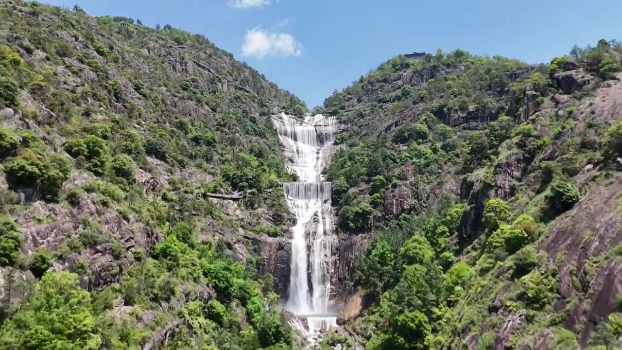 无人机从天台山大瀑布远处全景，飞至近处水流近景视频素材画面3