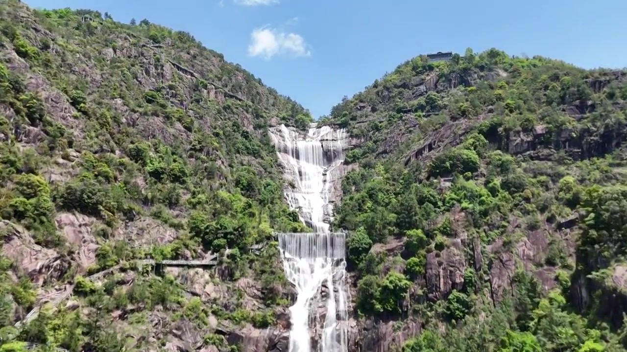 无人机从天台山大瀑布远处全景，飞至近处水流近景视频素材画面4