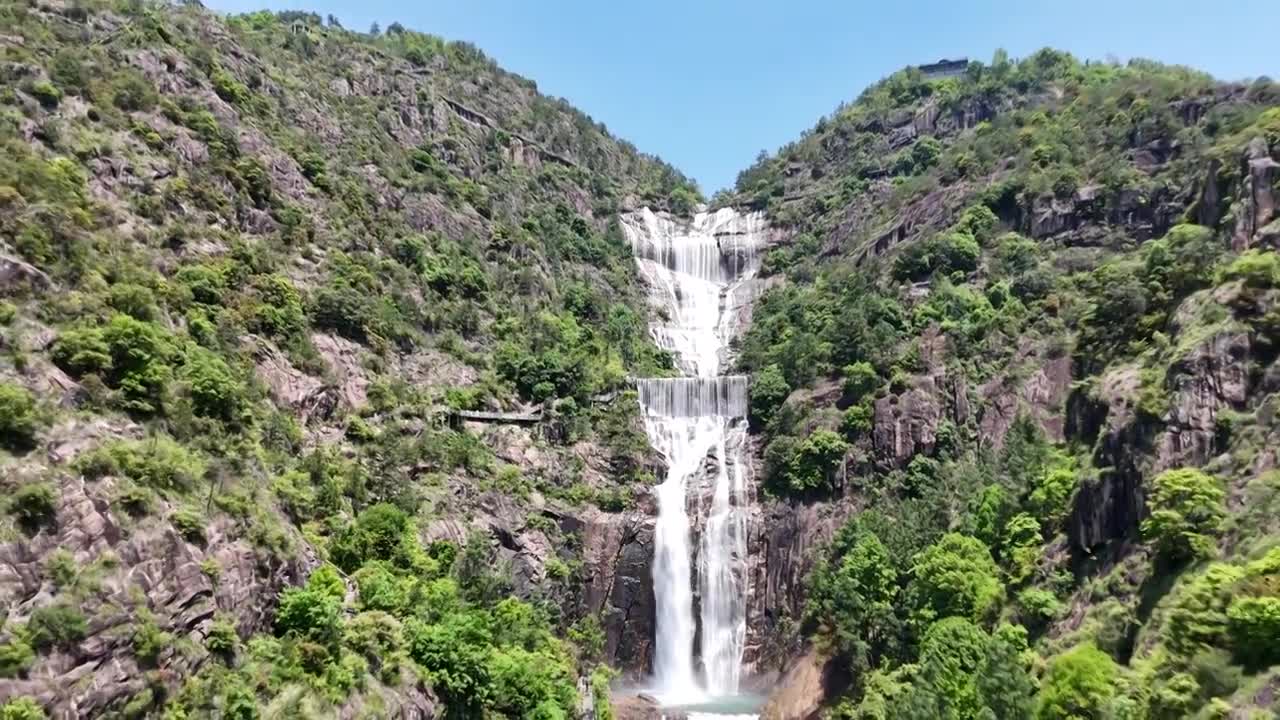 无人机从天台山大瀑布近处水流近景，飞至远处全景全貌视频素材画面1