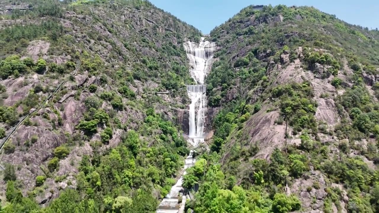 无人机从天台山大瀑布近处水流近景，飞至远处全景全貌视频素材画面3