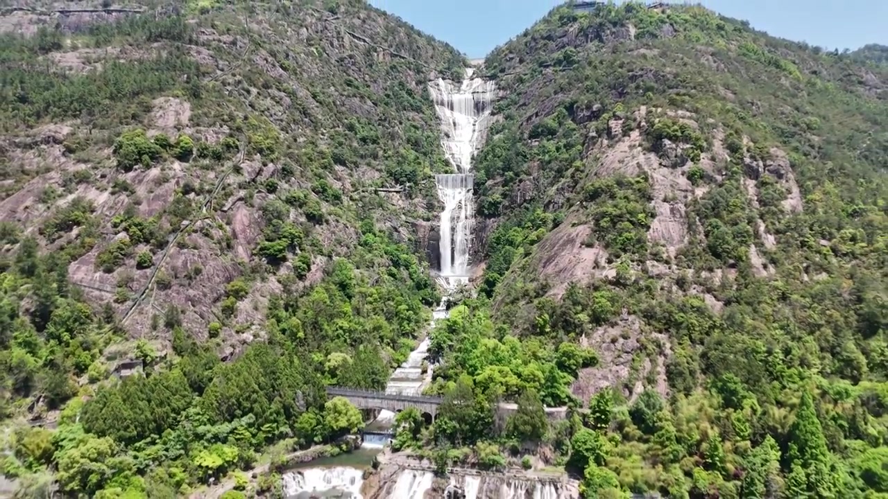 无人机从天台山大瀑布近处水流近景，飞至远处全景全貌视频素材画面4