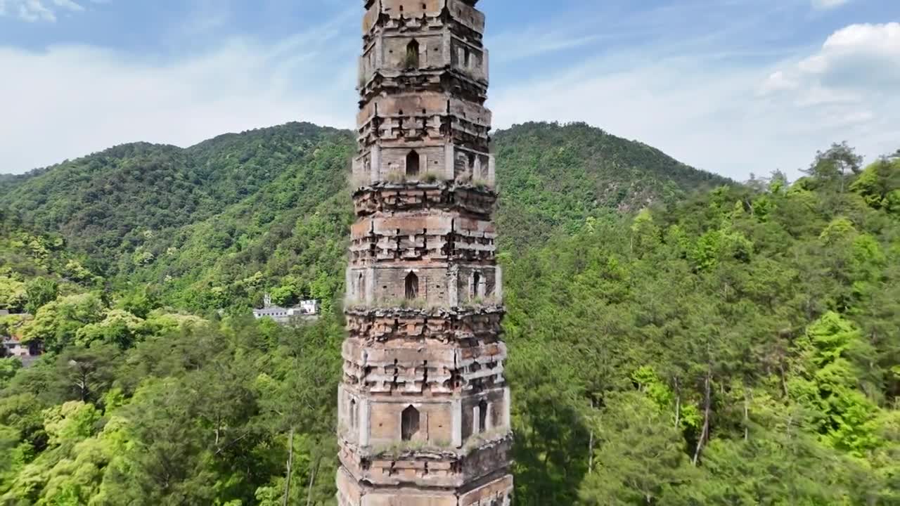 无人机由近到远倒退飞行，拍摄天台山风景区隋塔全景视频素材画面1