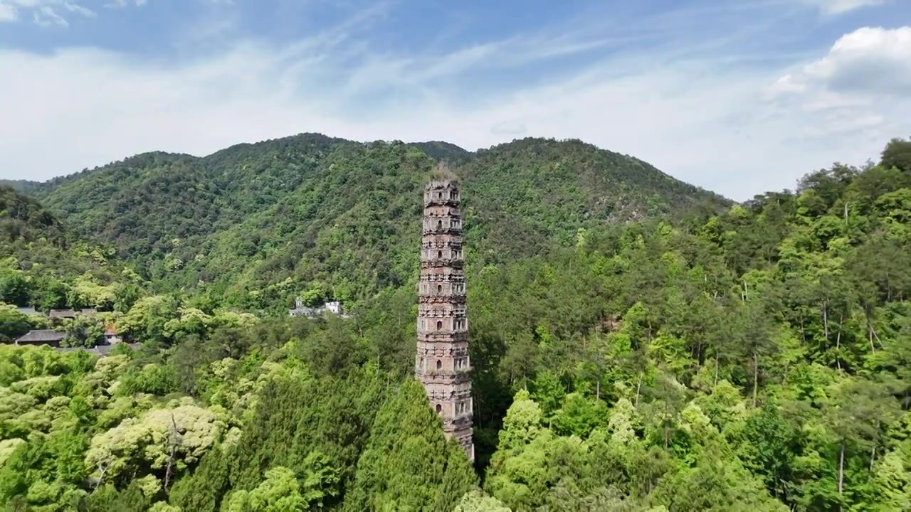 无人机由近到远倒退飞行，拍摄天台山风景区隋塔全景视频素材画面3