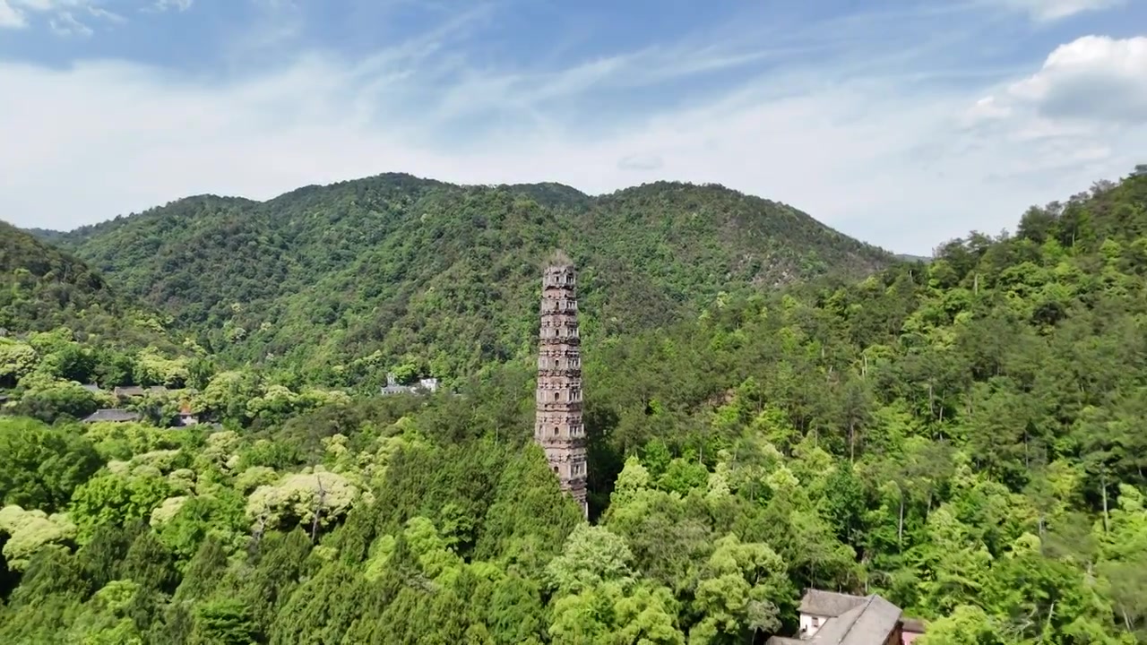 无人机由近到远倒退飞行，拍摄天台山风景区隋塔全景视频素材画面4