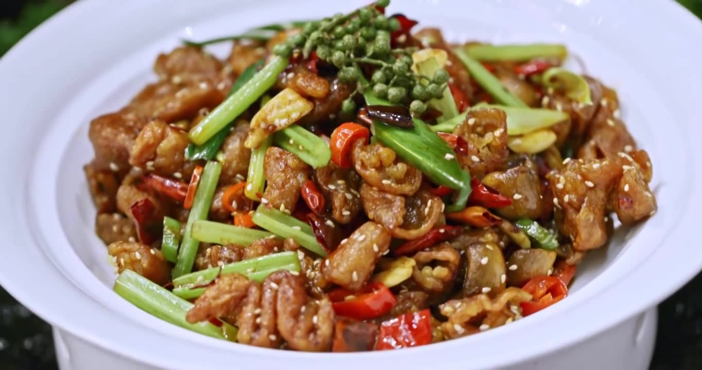 美味湘菜米椒西芹蒜香椒麻爆肥肠视频素材画面1
