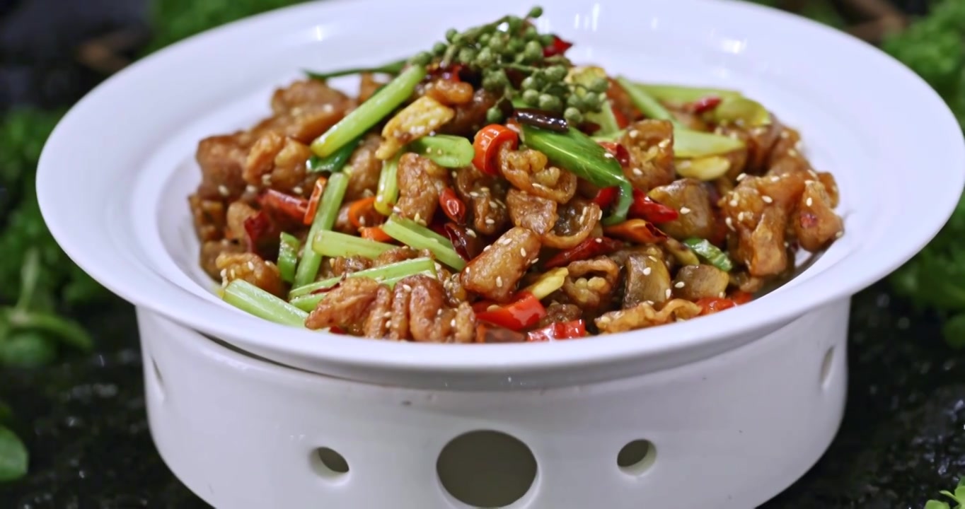 美味湘菜米椒西芹蒜香椒麻爆肥肠视频素材画面3