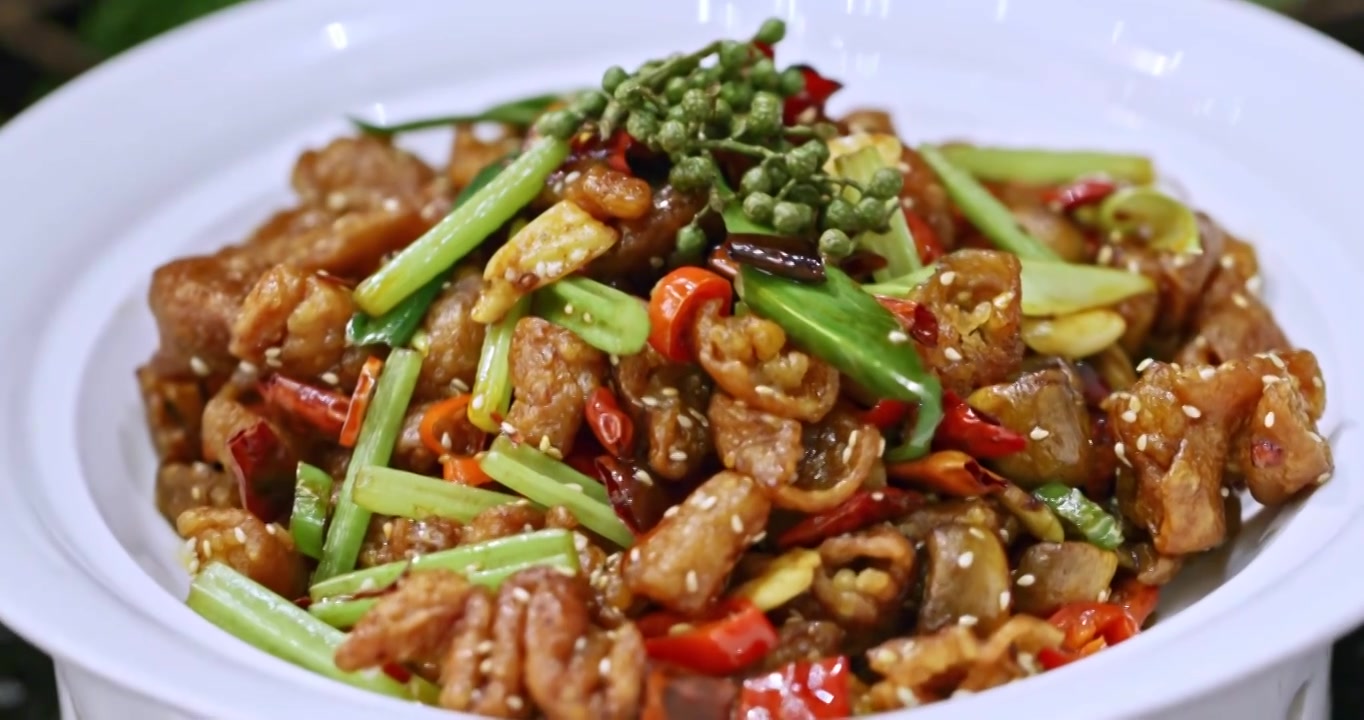 美味湘菜米椒西芹蒜香椒麻爆肥肠视频素材画面4