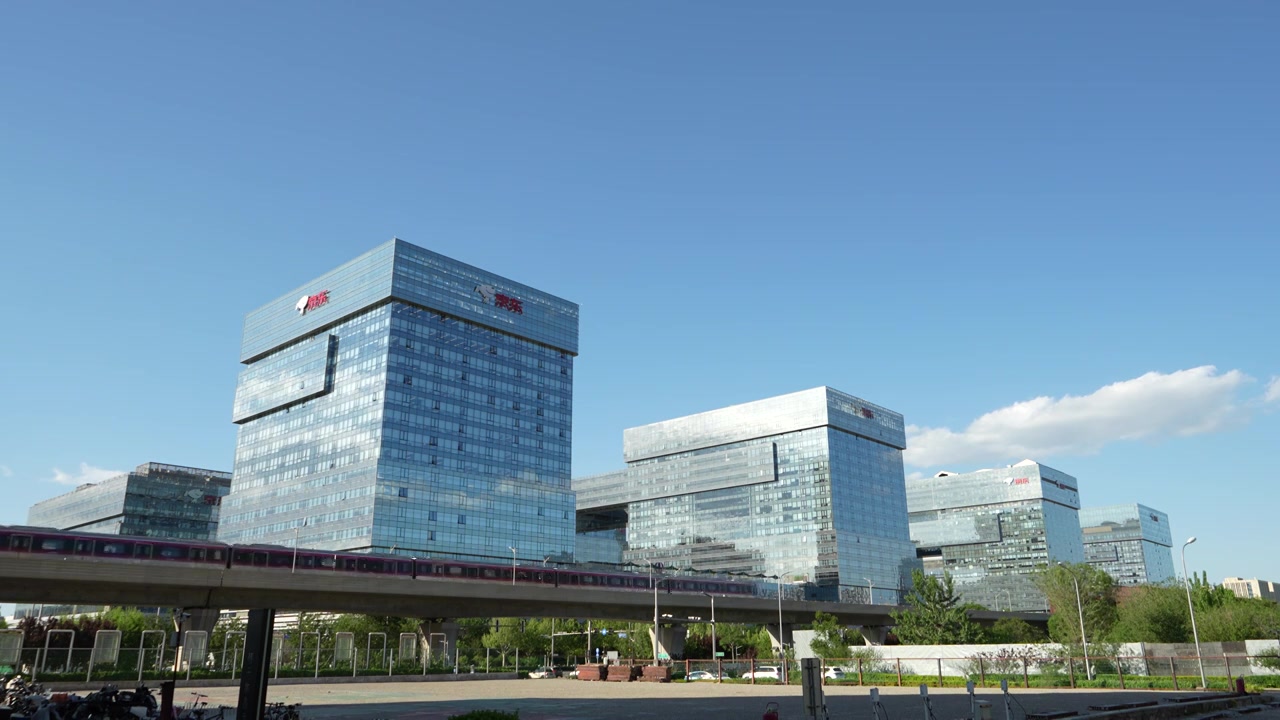 北京京东总部全景-亦庄线地铁同框视频素材画面3