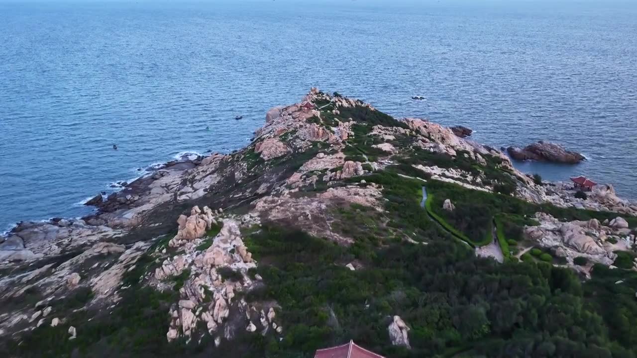 航拍福建莆田市湄洲岛妈祖文化旅游区鹅尾神石园风光视频素材画面1