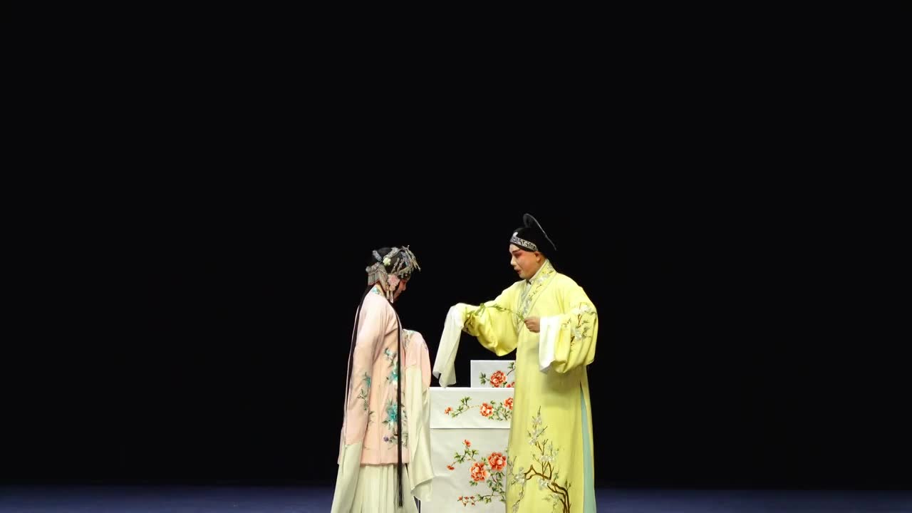 中国传统非遗戏曲昆剧牡丹亭游园惊梦杜丽娘和柳梦梅视频素材画面1