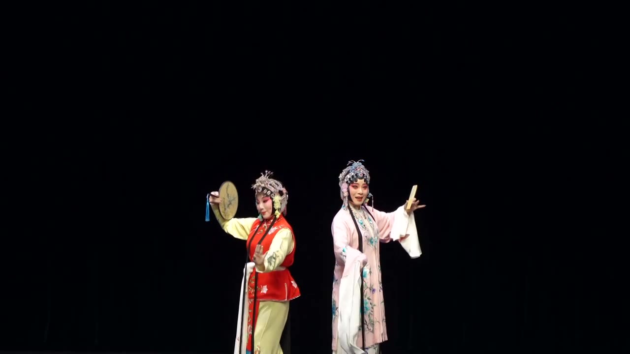 中国传统非遗戏曲昆剧牡丹亭游园惊梦杜丽娘和春香视频素材画面1