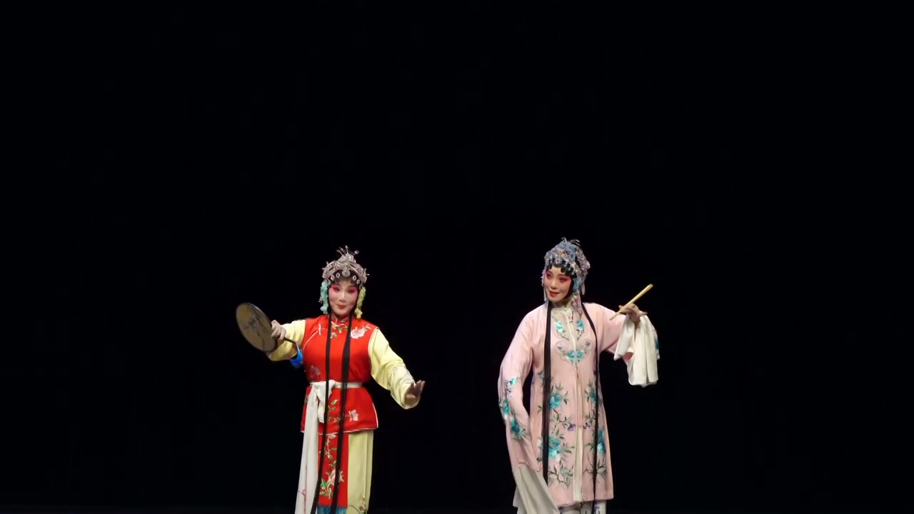 中国传统非遗戏曲昆剧牡丹亭游园惊梦杜丽娘和春香视频素材画面3