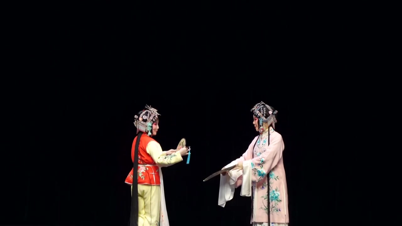 中国传统非遗戏曲昆剧牡丹亭游园惊梦杜丽娘和春香视频素材画面4
