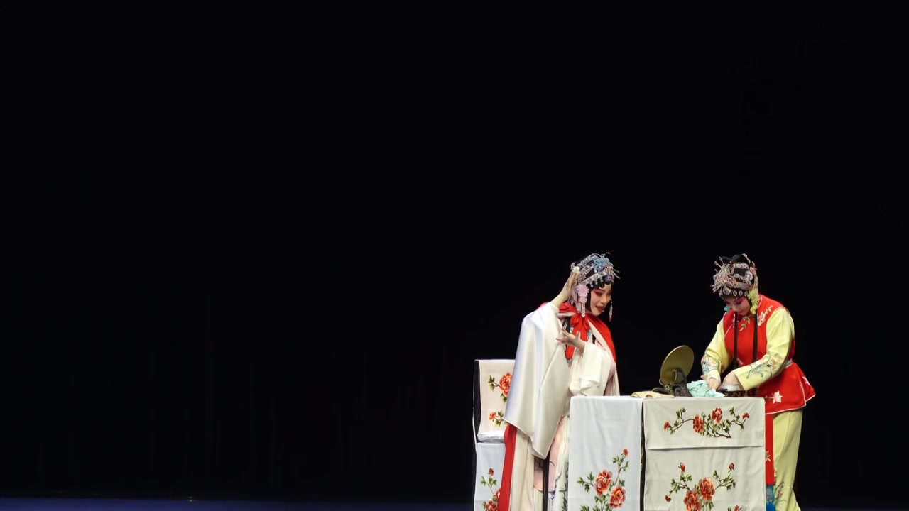 中国传统非遗戏曲昆剧牡丹亭游园惊梦杜丽娘和春香视频素材画面3