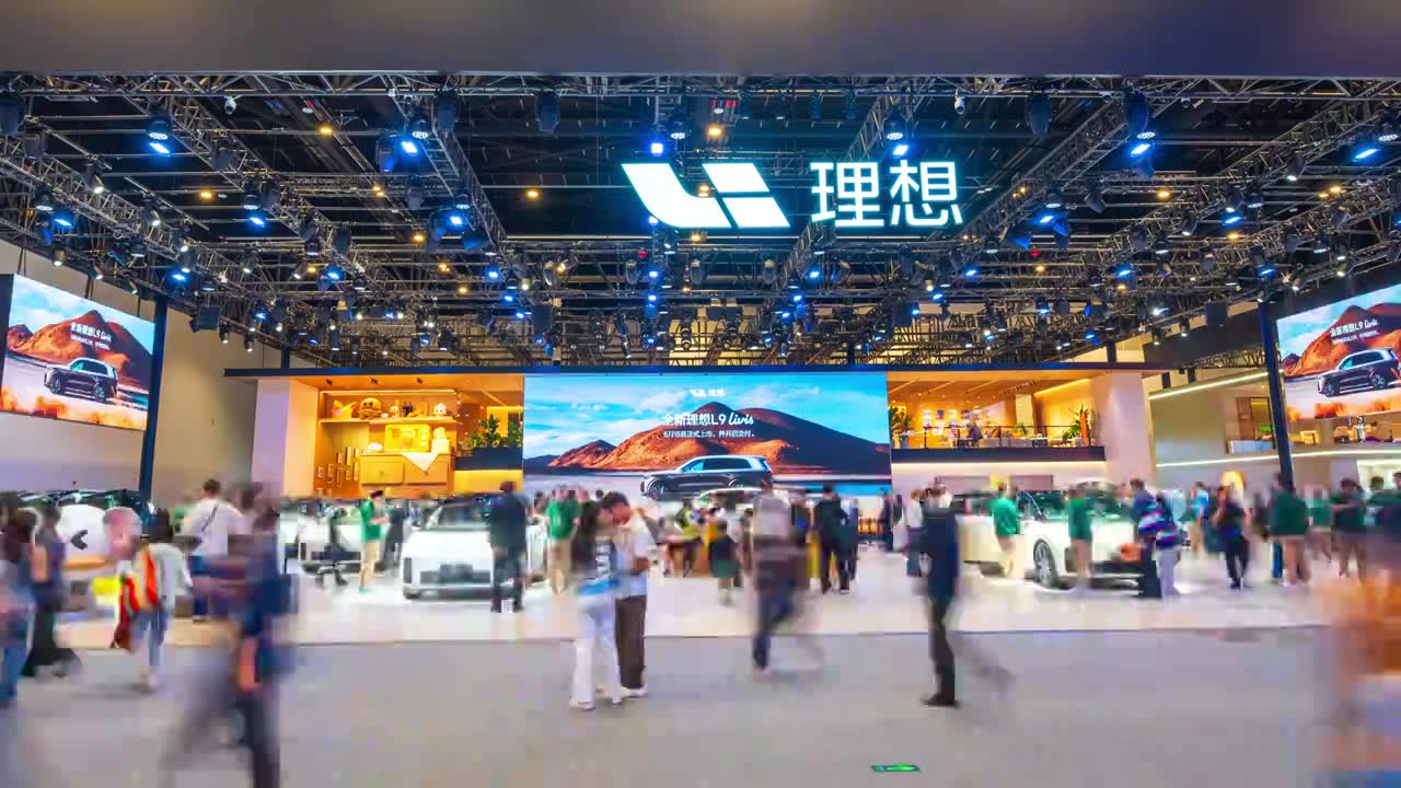 中国新能源车展延时人流视频素材画面1