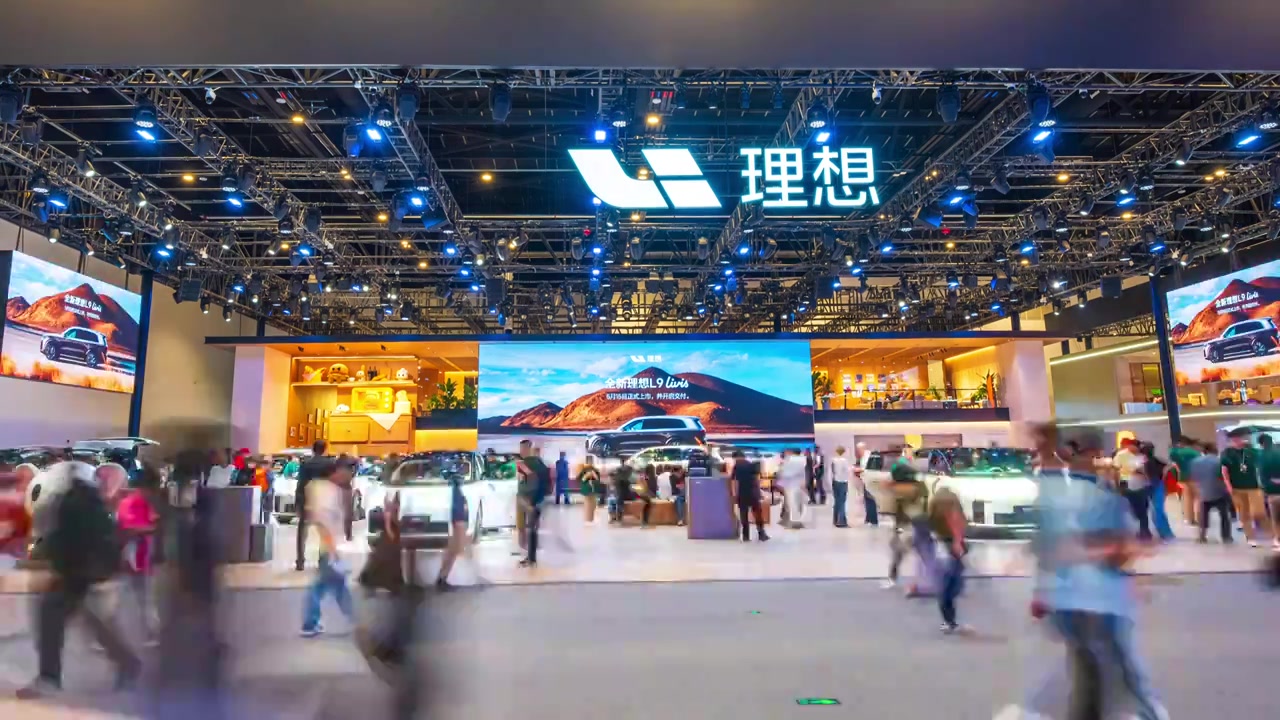中国新能源车展延时人流视频素材画面3