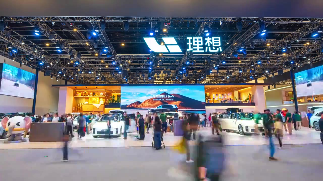中国新能源车展延时人流视频素材画面4