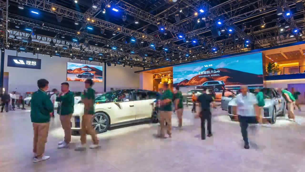 中国新能源车展延时人流视频素材画面1