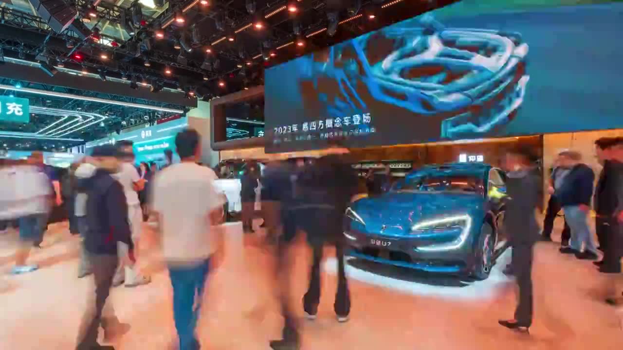 中国新能源车展延时人流视频素材画面1