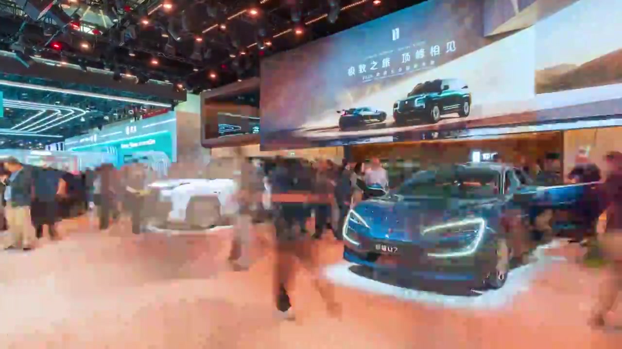 中国新能源车展延时人流视频素材画面3