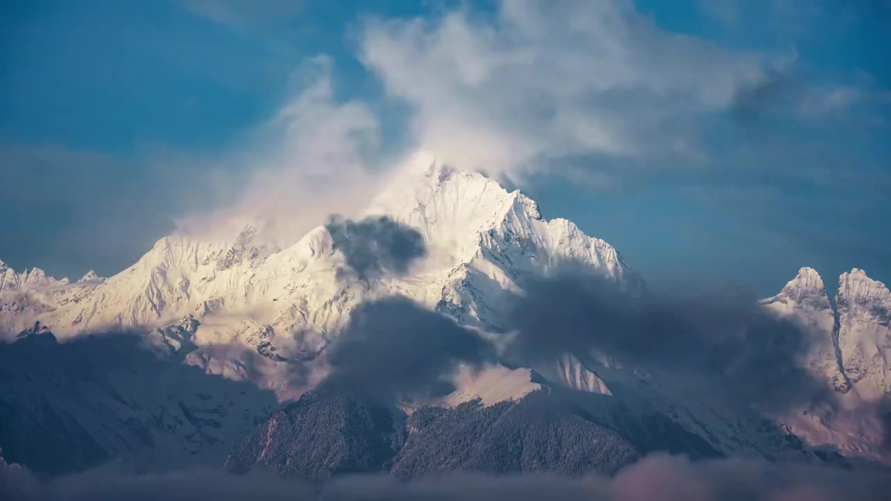 云南香格里拉梅里雪山云海延时视频素材画面1