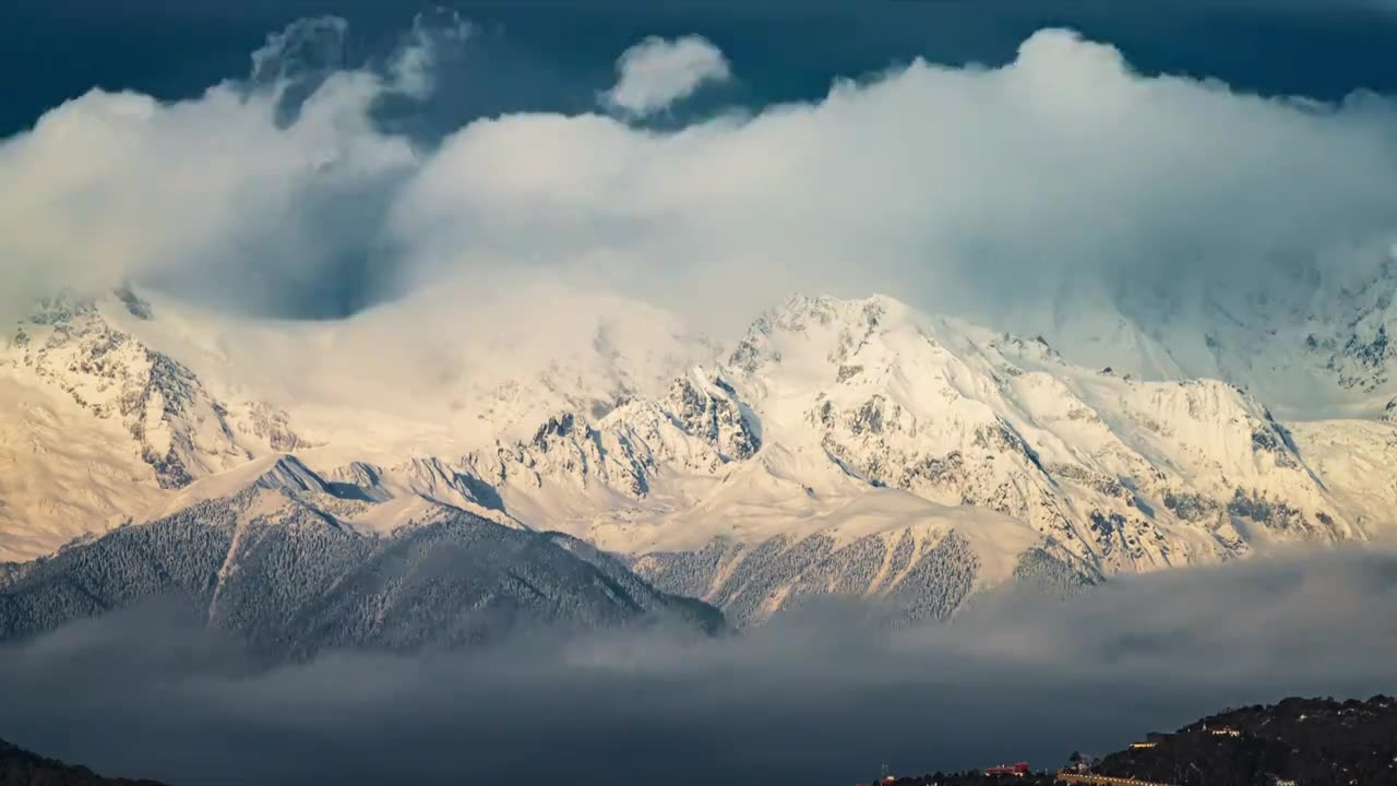 云南香格里拉梅里雪山云海延时视频素材画面1