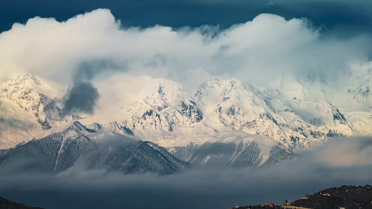 云南香格里拉梅里雪山云海延时视频素材画面3