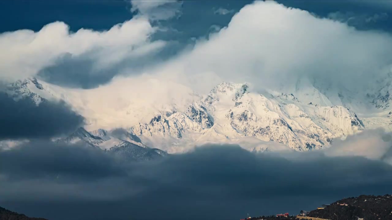 云南香格里拉梅里雪山云海延时视频素材画面4
