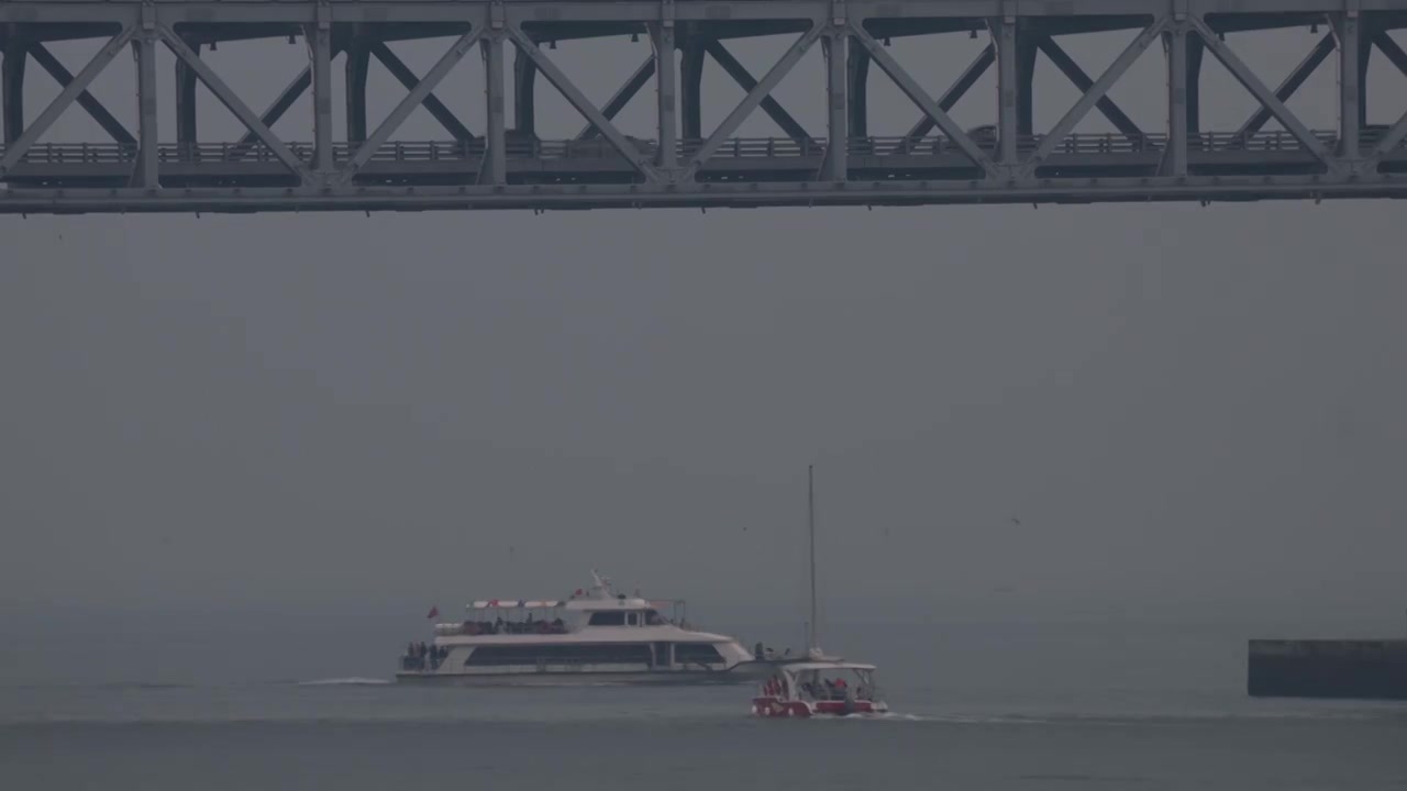 中国辽宁大连星海湾大桥和海面的船视频素材画面1