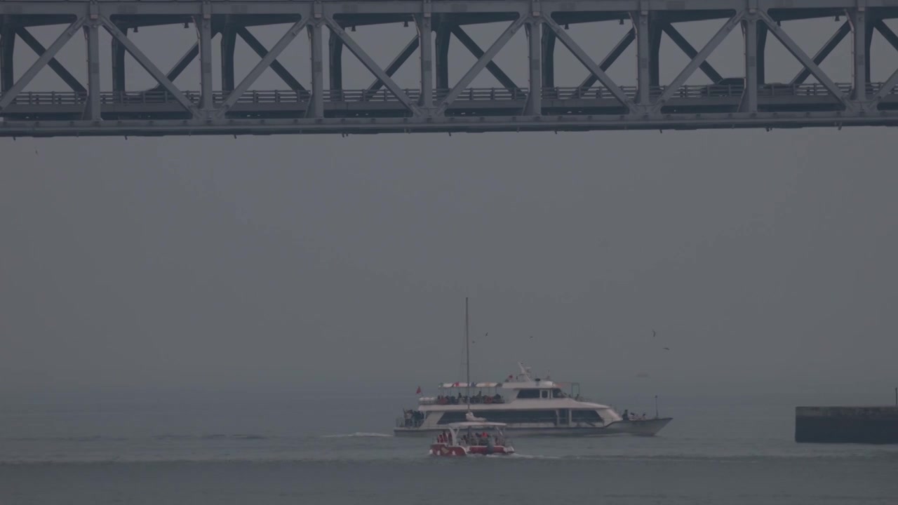 中国辽宁大连星海湾大桥和海面的船视频素材画面4