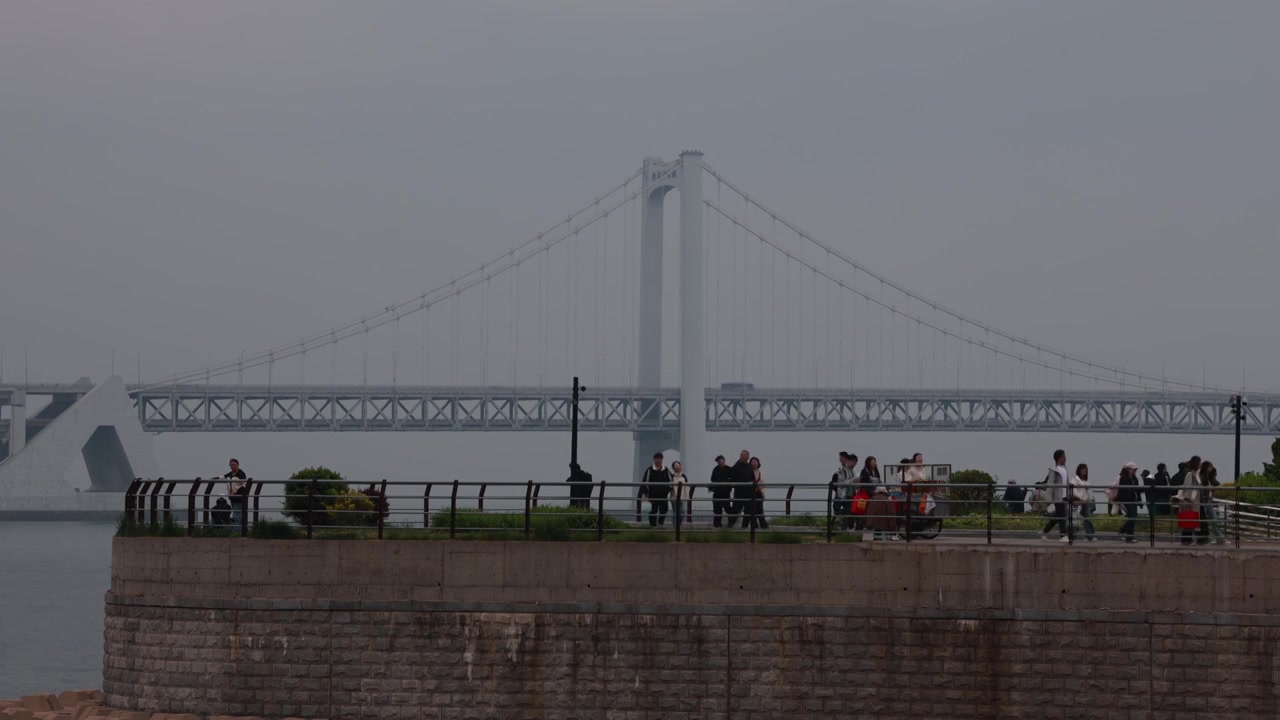 中国辽宁大连星海广场海岸一角风光视频素材画面3