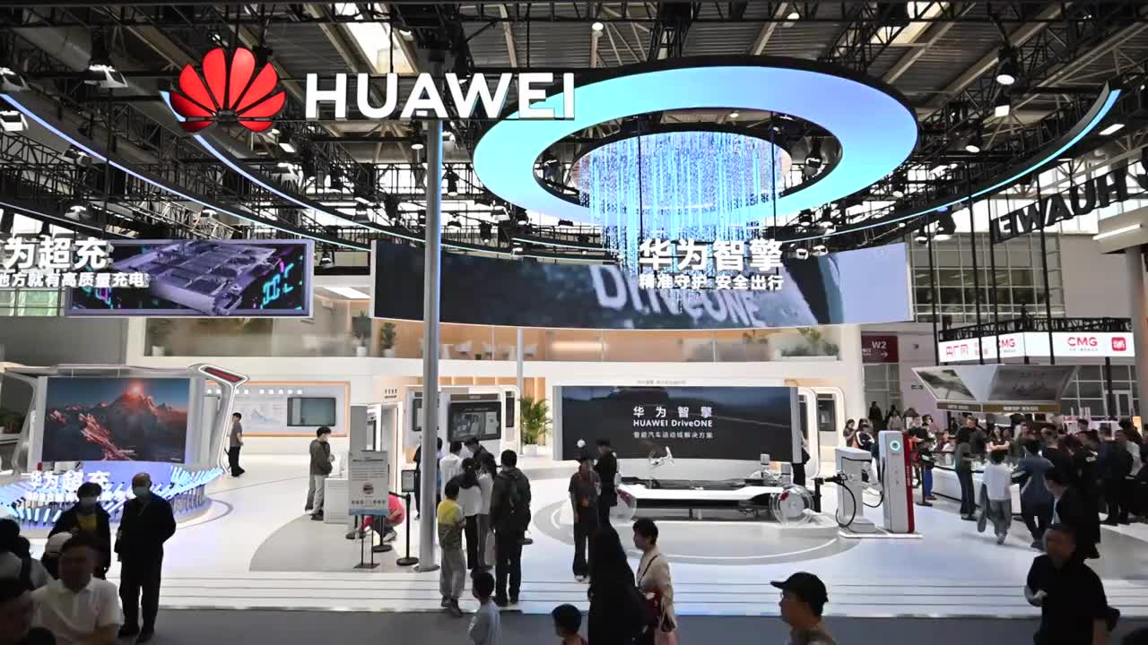 2026北京国际车展华为展台高位全景视频视频素材画面1