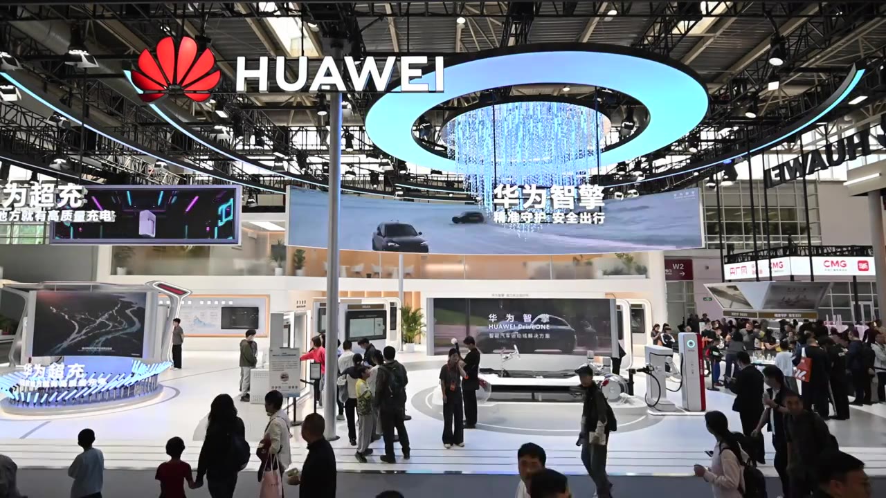 2026北京国际车展华为展台高位全景视频视频素材画面3