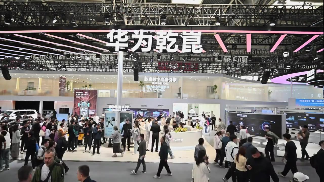 2026北京国际车展华为展台高位全景视频视频素材画面3