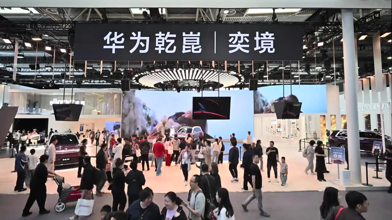2026北京国际车展华为展台高位全景视频视频素材画面4