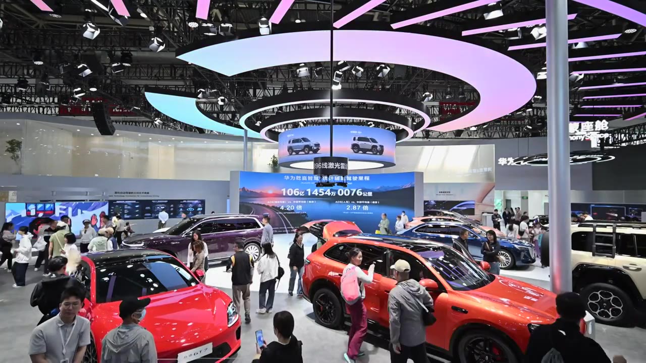 2026北京国际车展华为展台高位全景视频视频素材画面3