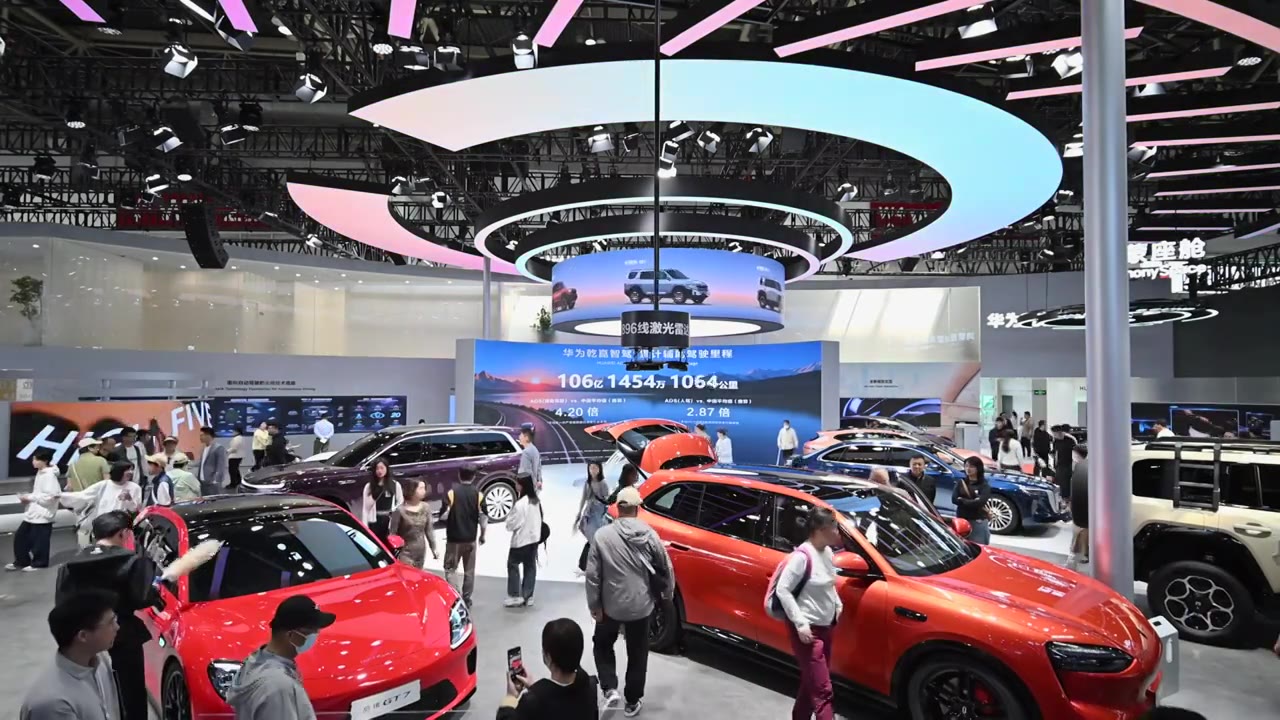 2026北京国际车展华为展台高位全景视频视频素材画面4